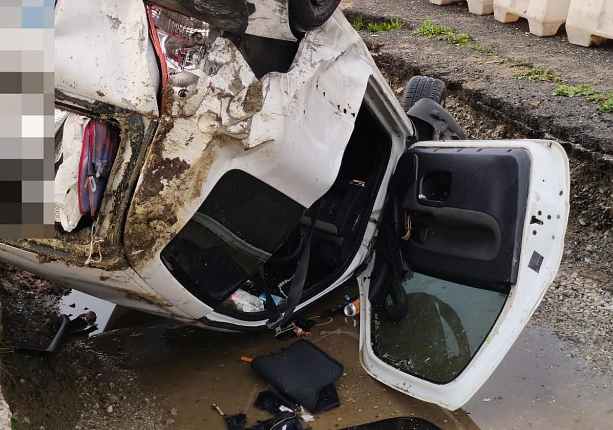 Evacuado en Málaga tras volcar su coche en un accidente con otro turismo, que se dio a la fuga