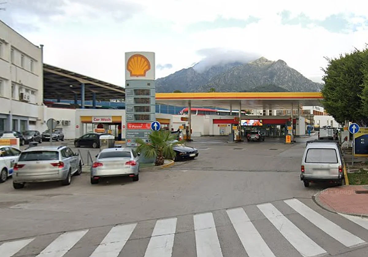 Agreden con la culata de una pistola a un joven en una gasolinera de Marbella