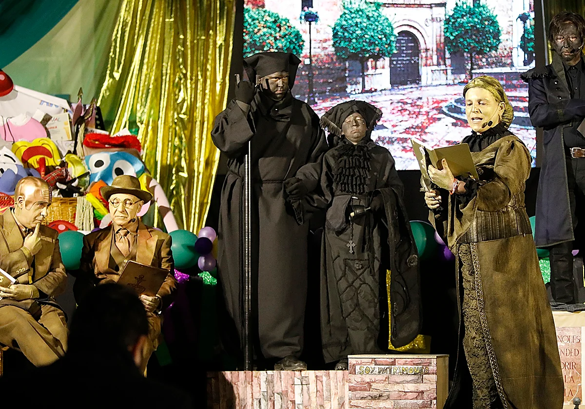 Las estatuas de Antequera cobran vida para pregonar el Carnaval