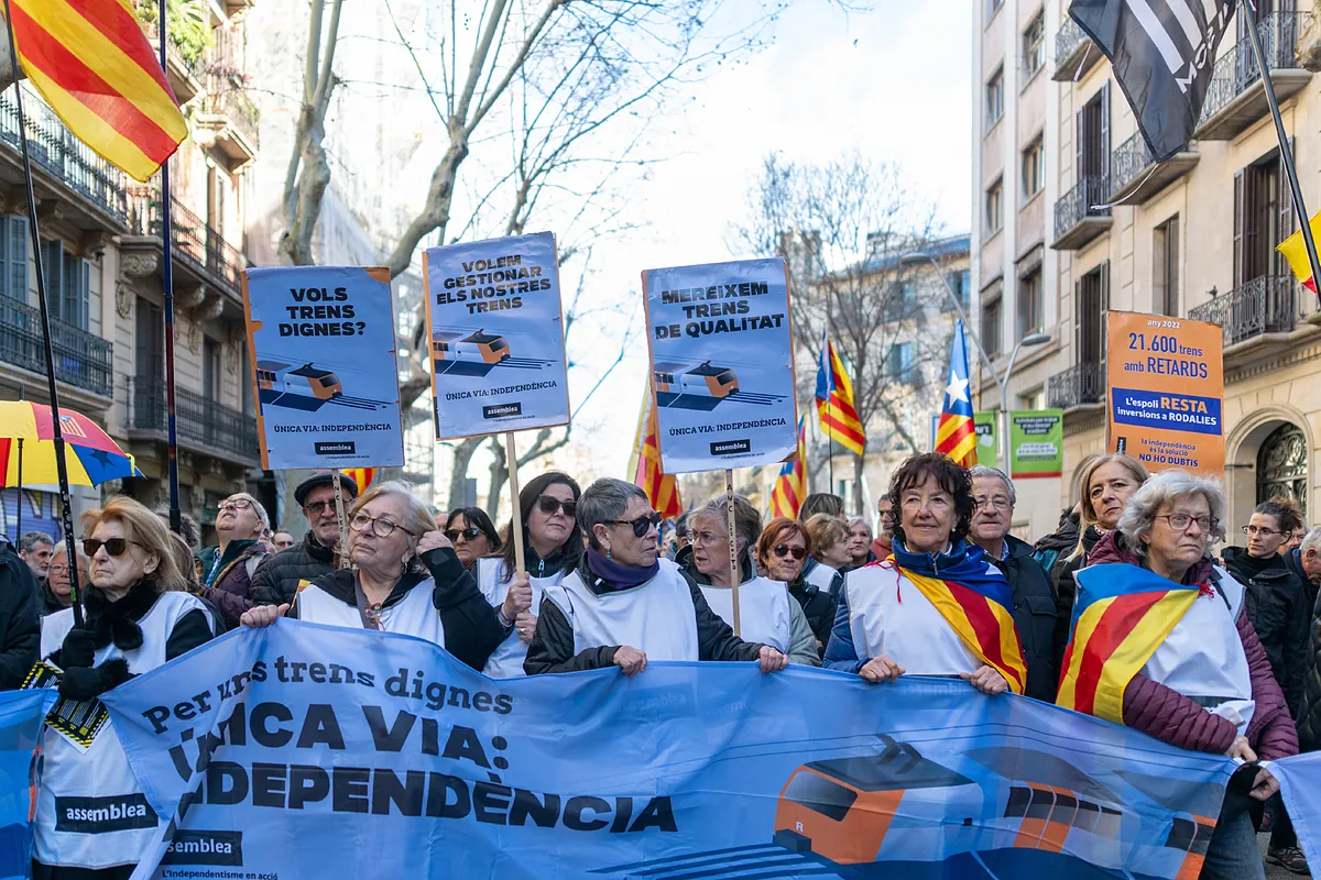 Partidos y entidades independentistas arremeten contra el Govern y el Estado por Rodalies