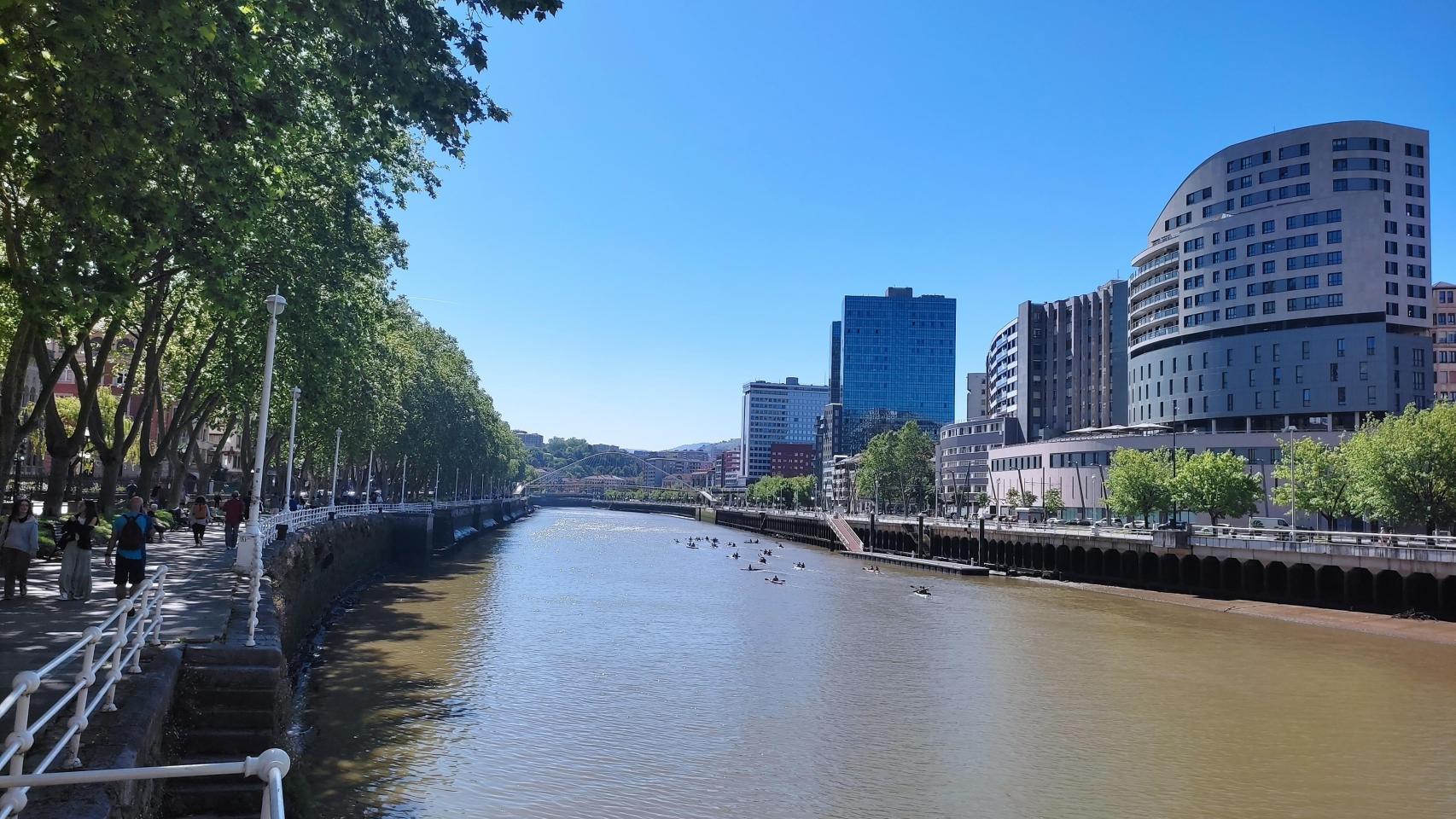 Encuentran el cuerpo sin vida de un hombre de 59 años flotando en la ría de Bilbao a la altura de la plaza de Pío Baroja