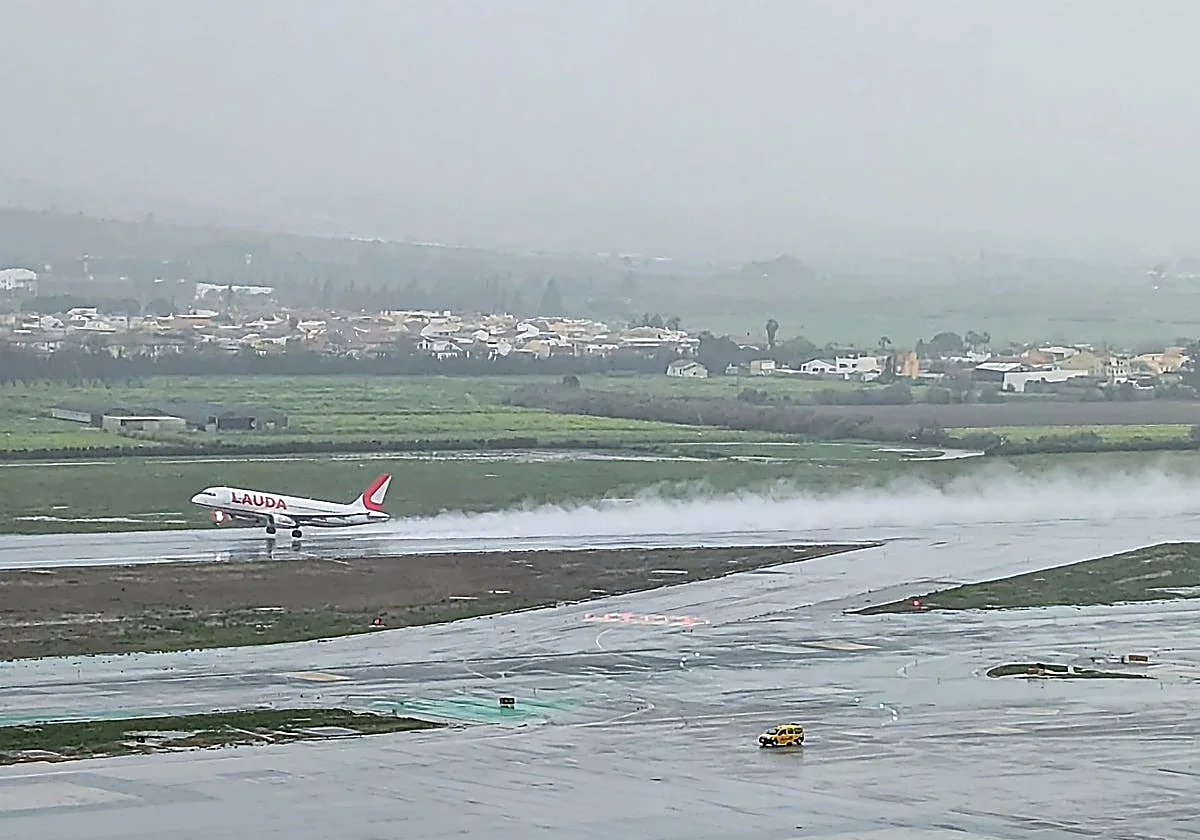 La borrasca 'Marta' obliga a desviar vuelos a Alicante y causa retrasos en el aeropuerto de Málaga
