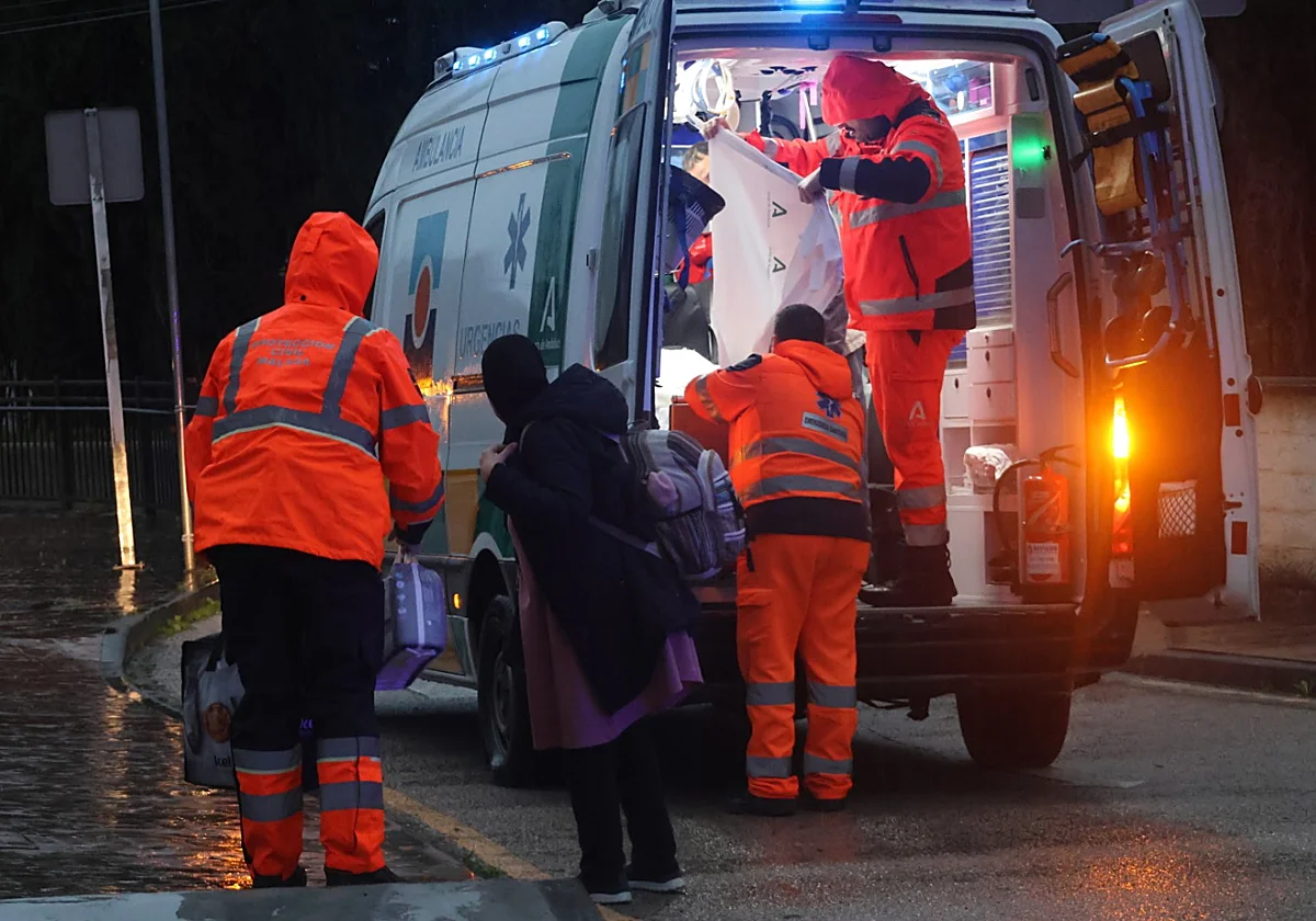 Secadero resiste el envite de la borrasca Marta con cien desalojados y los ojos en el Guadiaro