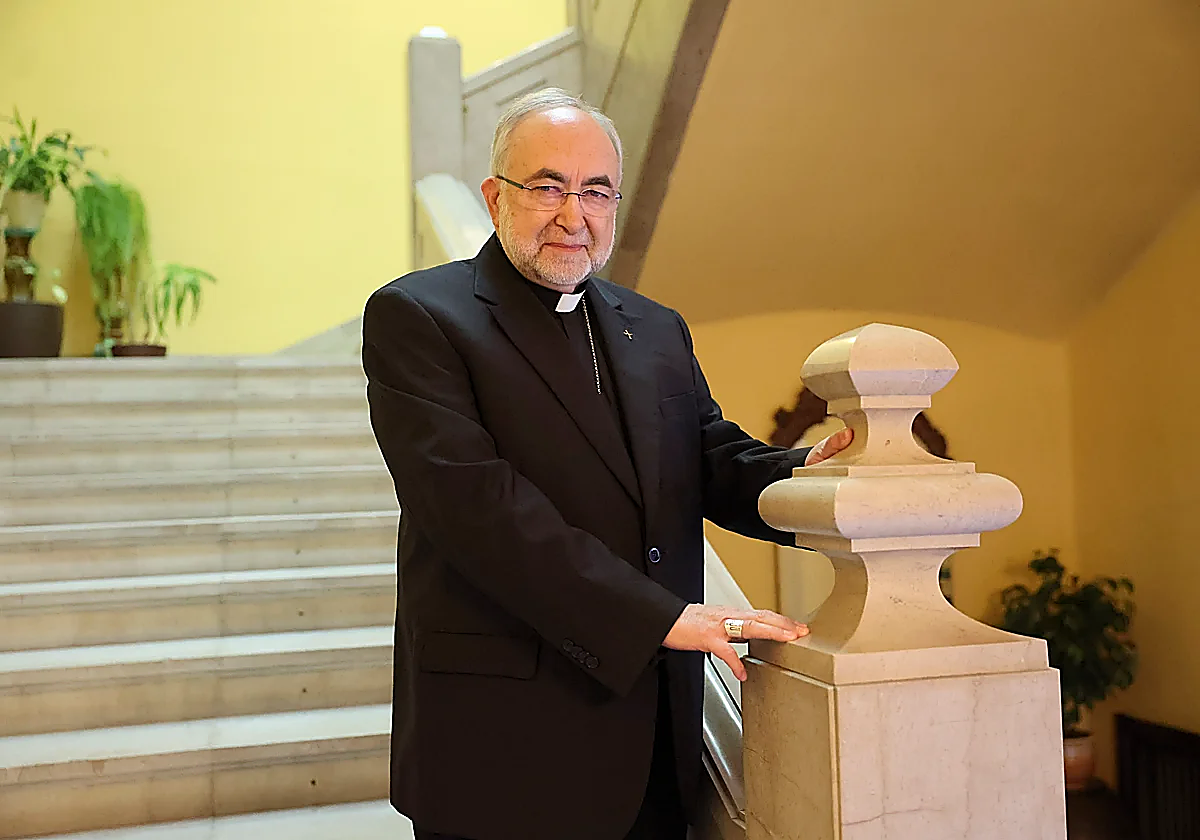 Jesús Sanz Montes, arzobispo de Oviedo: «Estoy de acuerdo con la regularización de inmigrantes, pero no con el café para todos»