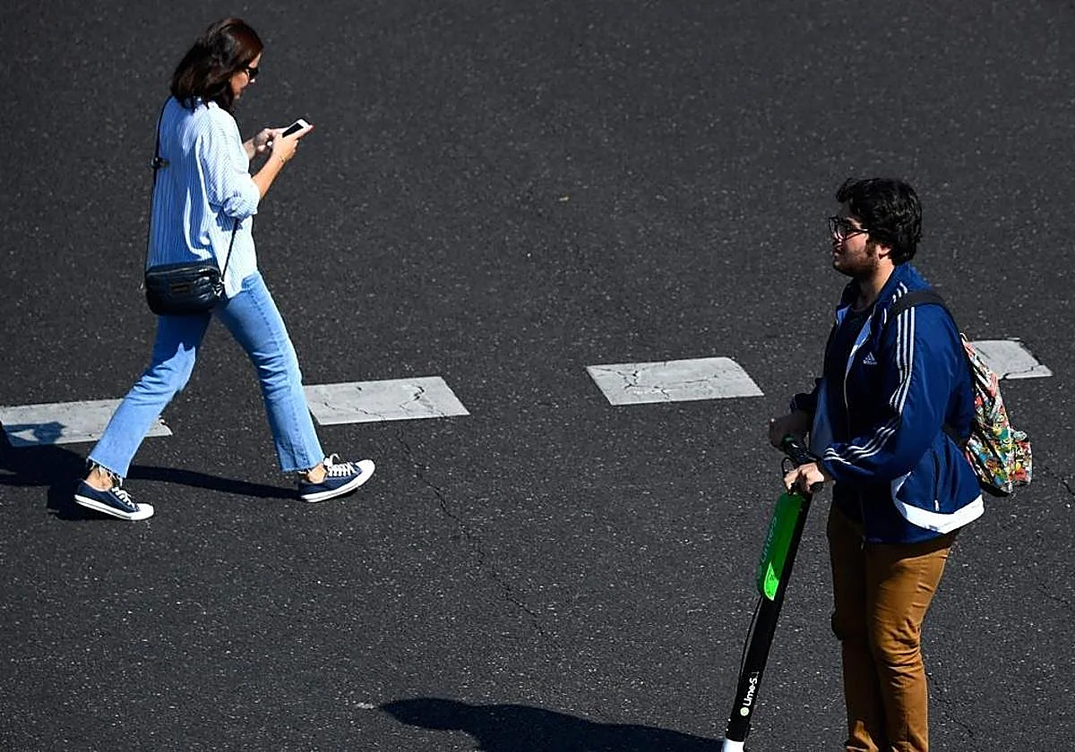 La DGT avisa de los riesgos del mal uso del móvil: «Uno de cada tres peatones cruza utilizando el teléfono»