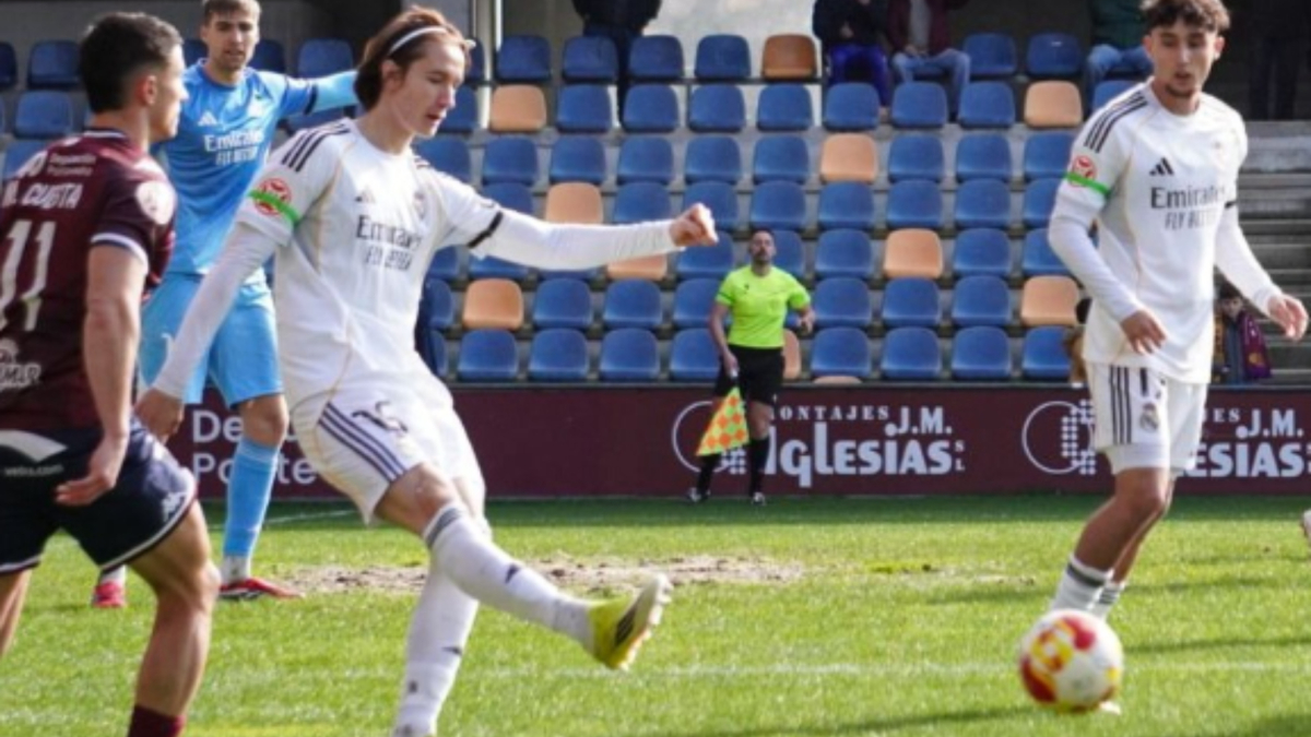 El Castilla sobrevive gracias a Fran González... y al 'VAR'