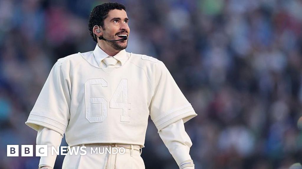 "Seguimos aquí": Bad Bunny pone a bailar al Super Bowl y reivindica a Puerto Rico y a la cultura latina