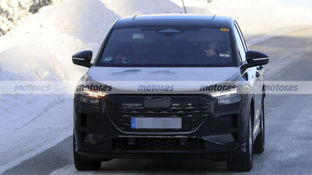 Audi ya enseña el Q4 Sportback 2026 casi al desnudo, así se actualiza su eléctrico más importante