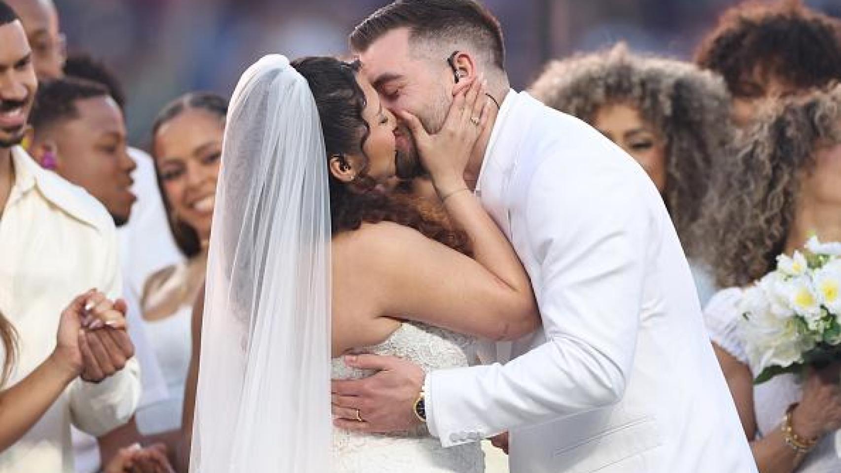 Tommy Wolter y Elly Bean, la pareja de enfermeros que se ha casado en la Super Bowl ante 127 millones de espectadores