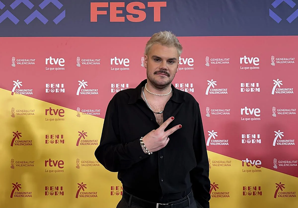 Este es el artista del Benidorm Fest al que le han perdido la maleta antes de actuar (y siguen sin encontrarla)