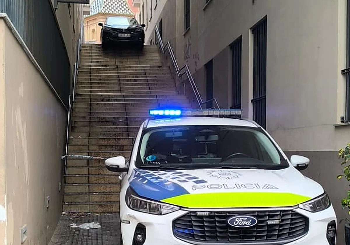 Un conductor de VTC se despista y encaja su coche en una escalera del Centro de Málaga