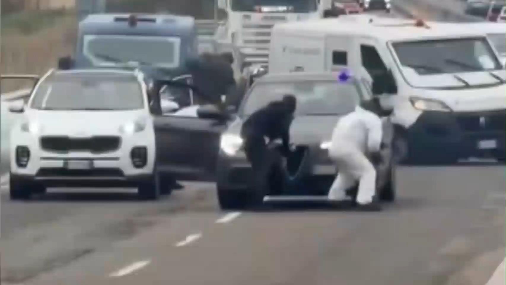 Falsos coches de Policía, un tiroteo y explosiones: el espectacular asalto a un furgón en plena autopista en Italia