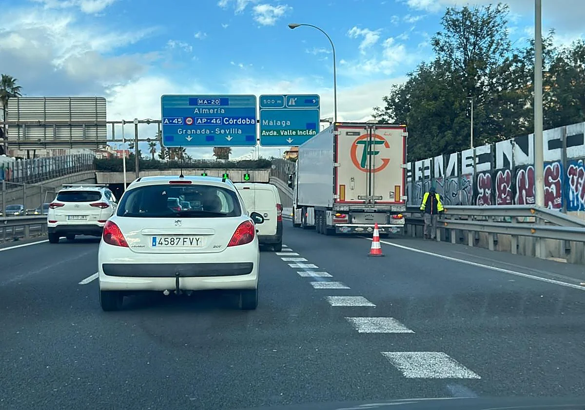 Un nuevo camión averiado complica el tráfico en el falso túnel de Carlos Haya de Málaga