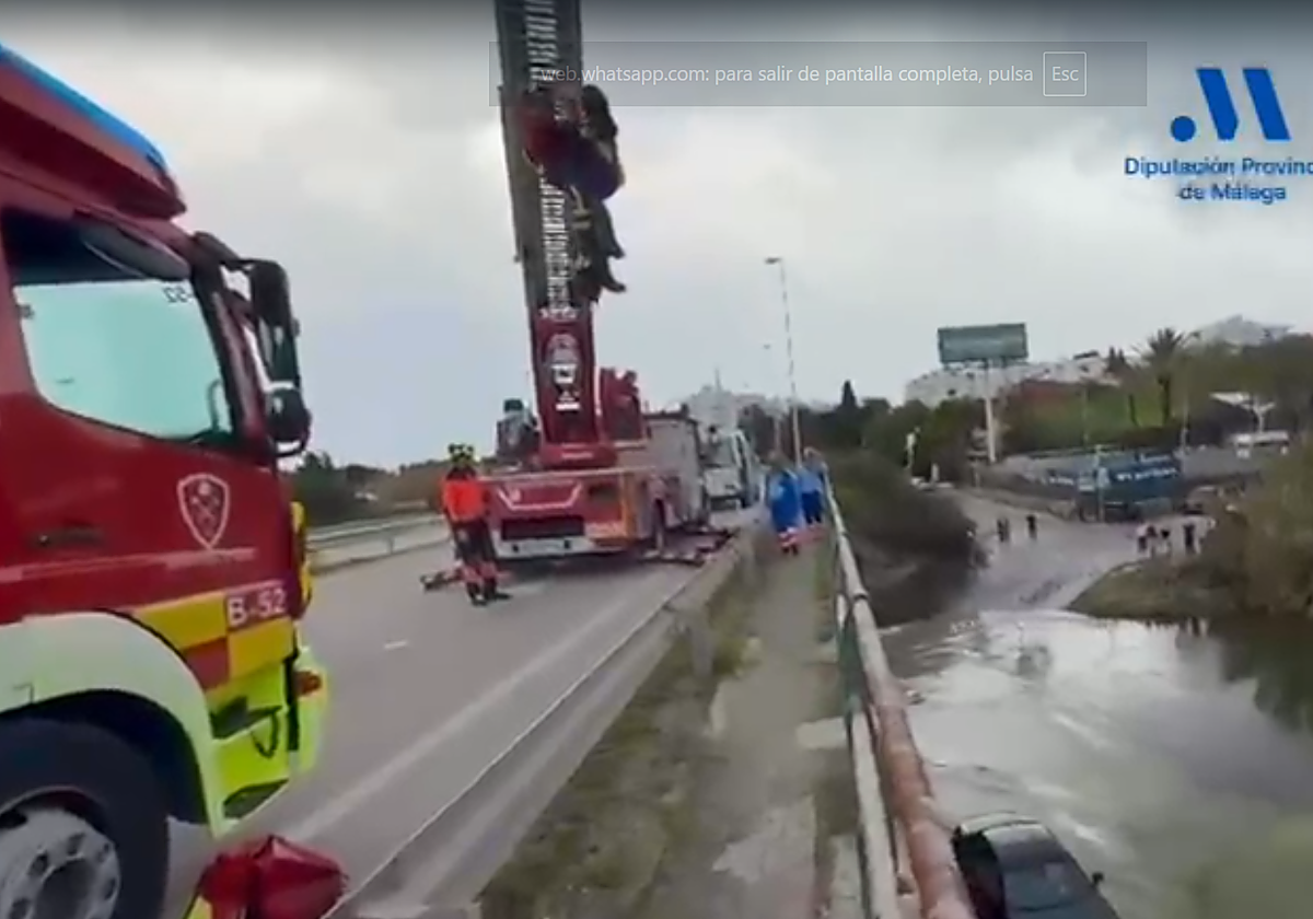 Rescatan a una conductora atrapada en el río Guadalmansa, en Estepona, tras intentar cruzarlo
