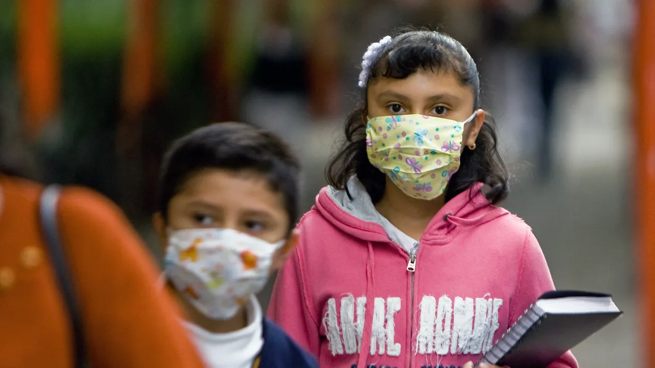 Estado de México ordena uso obligatorio de cubrebocas en escuelas por brote de sarampión
