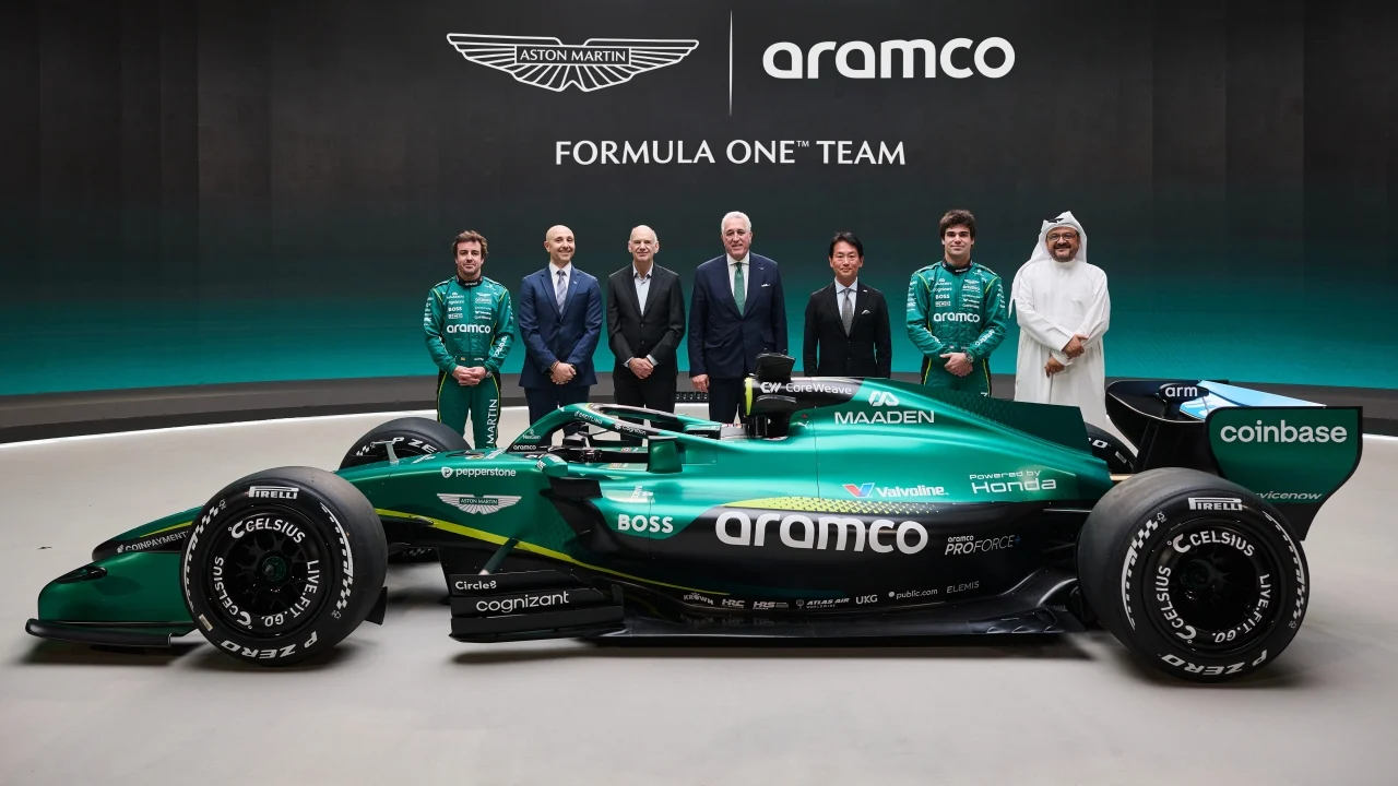 Lo habíamos visto desnudo, pero así luce el Aston Martin AMR26 de Alonso y Stroll en sus primeras fotos oficiales