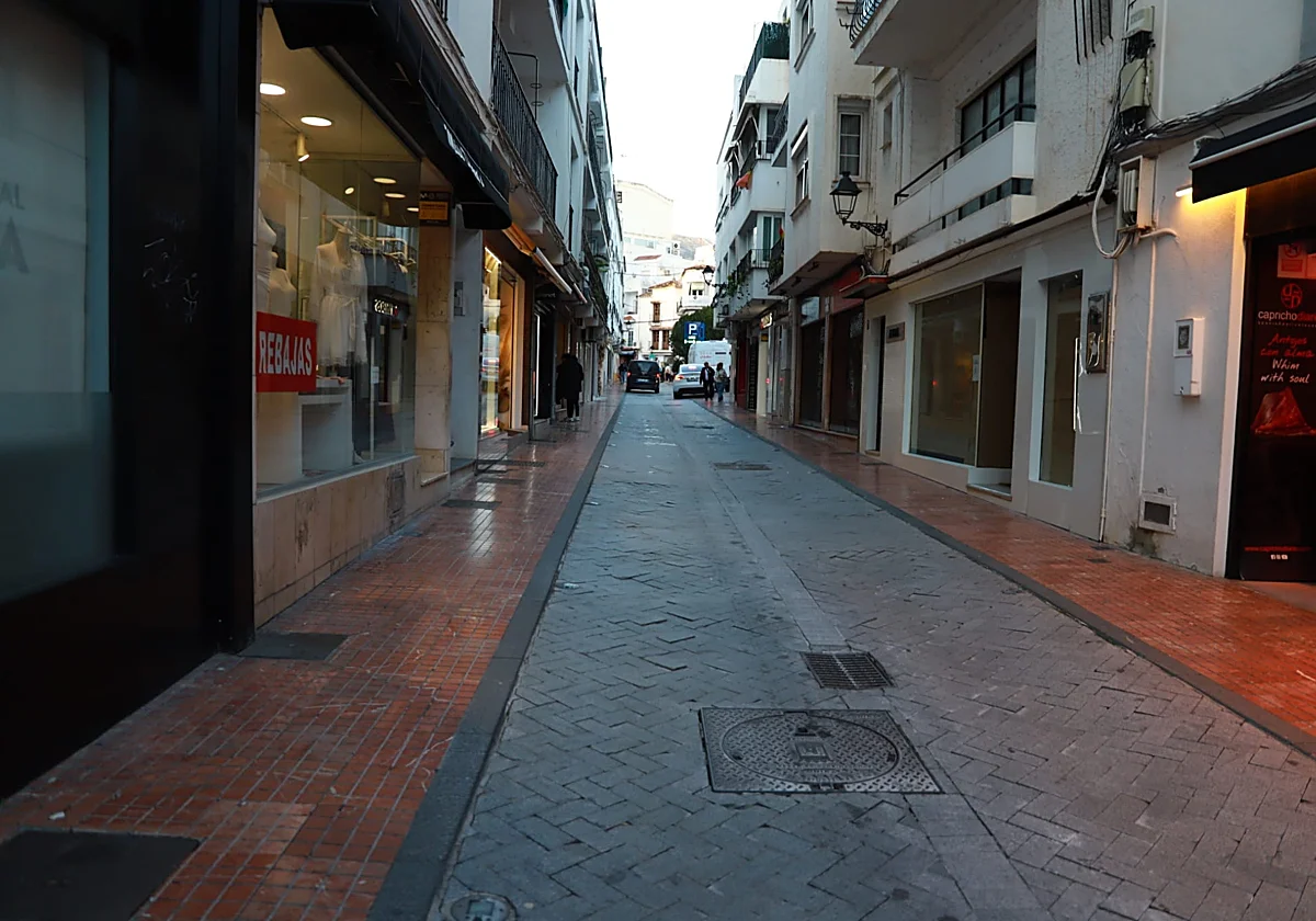 Marbella renueva las calles Huerta Chica y Castillejos con el objetivo de estrenar pavimento en Semana Santa