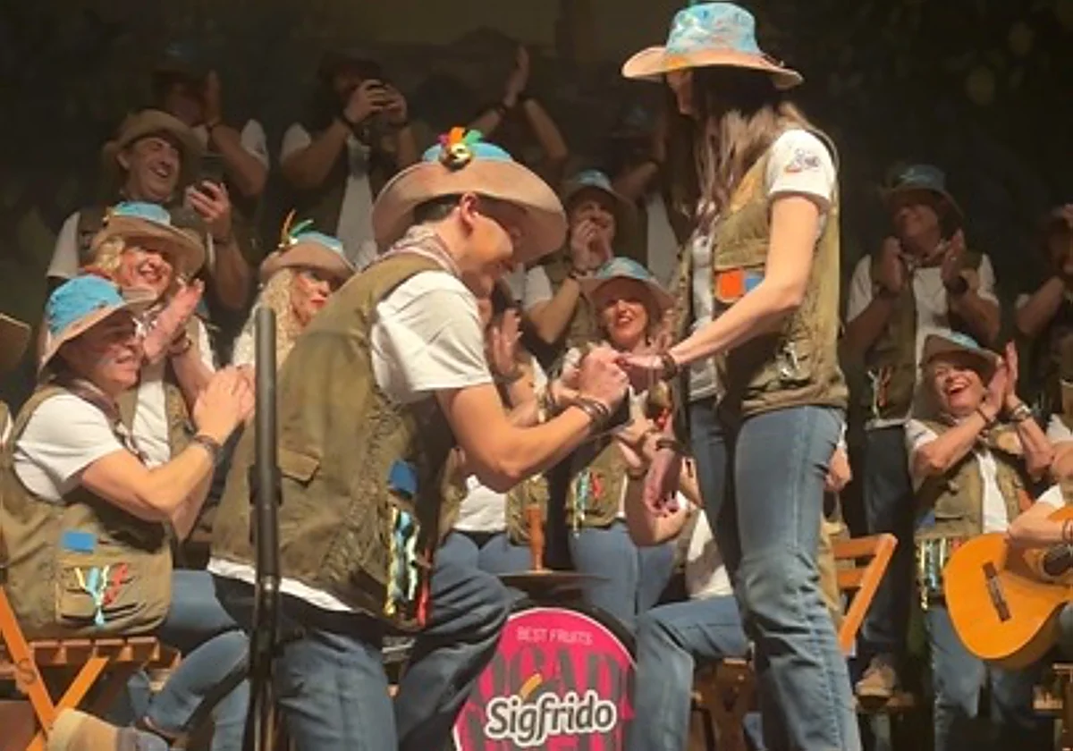 Amor entre coplas: pide matrimonio a su novia en el certamen de Carnaval de Vélez-Málaga