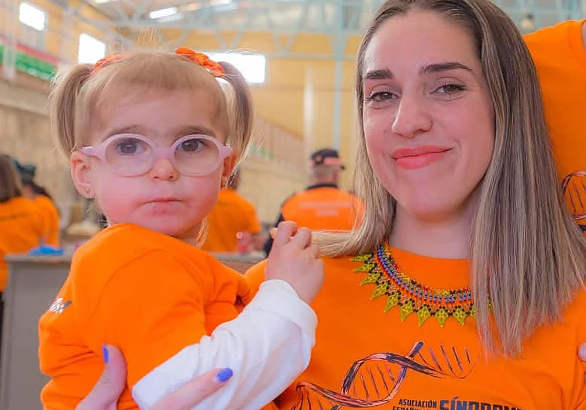 Vivir con una enfermedad ultrarrara: «Han tenido que enseñar a Ángela a darse cuenta de que tiene dedos»