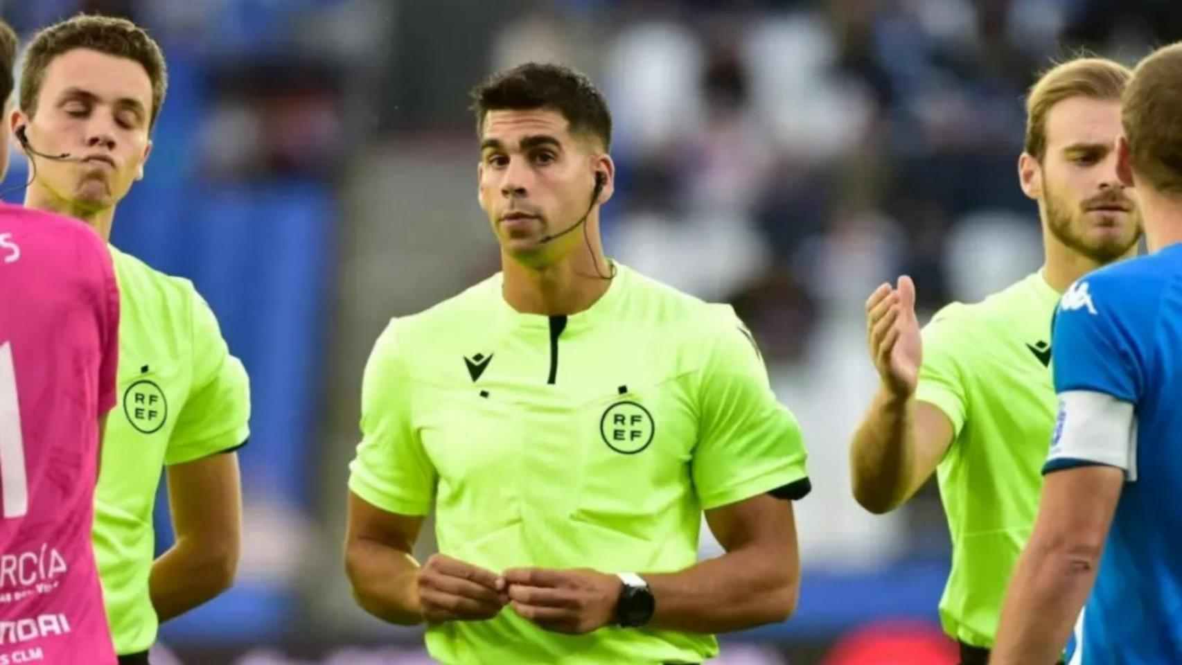 De pitar el Granada-Racing el 1 de febrero al calabozo: el árbitro González Díaz fingió ser policía para forzar a una prostituta