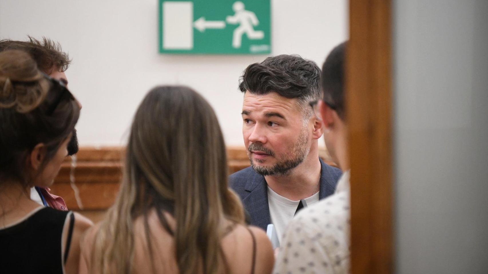 Rufián ya no disimula: pretende liderar un nuevo proyecto de izquierdas con el beneplácito del PSOE 'pescando' de Sumar