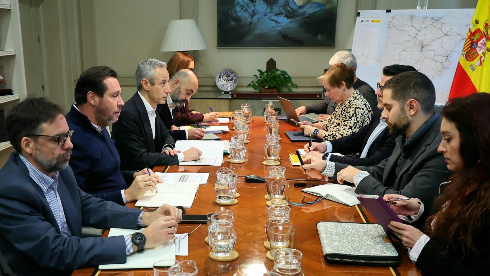 Óscar Puente claudica: dispara las plantillas y los beneficios sociales en Adif y Renfe para acabar con el caos ferroviario