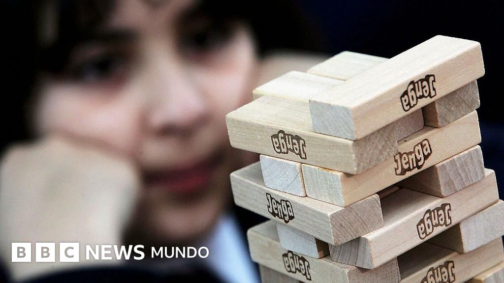 Cómo una diseñadora convirtió un pasatiempo de su infancia en el jenga, el famoso juego en el que "la gravedad siempre termina ganando"