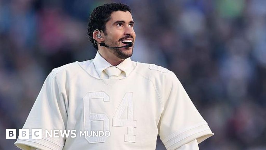 "Lo único más poderoso que el odio es el amor": Bad Bunny pone a bailar al Super Bowl y reivindica a Puerto Rico y a la cultura latina