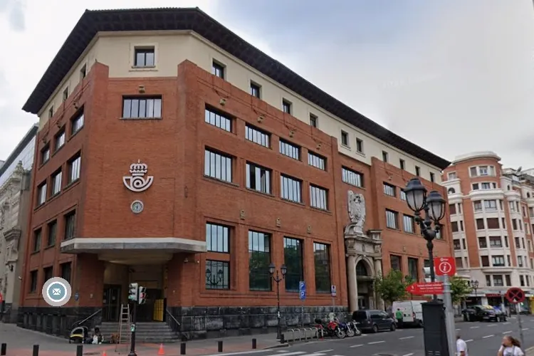 La dueña de Coca Cola compra la sede de Correos en Bilbao para abrir un hotel de la mano de Gerard Piqué