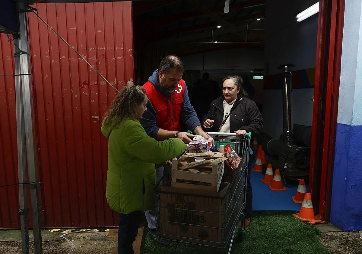 El número de desalojados por el temporal en Andalucía baja a 3.557 personas