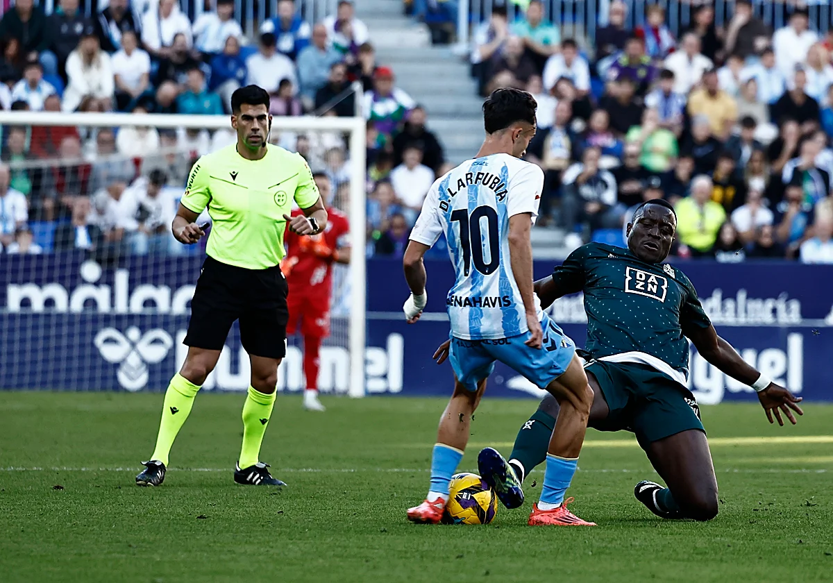 El árbitro detenido y apartado de la competición dirigió al Málaga