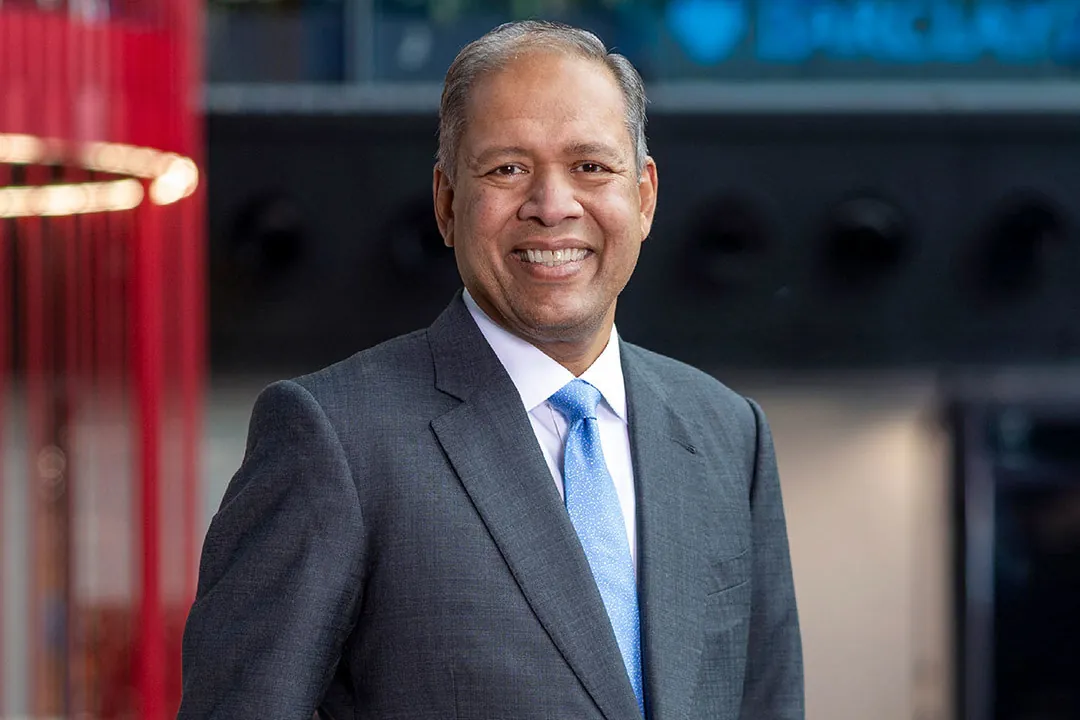 Barclays busca ahorrar 2.300 millones apoyado en la IA y el CEO gana 17 millones