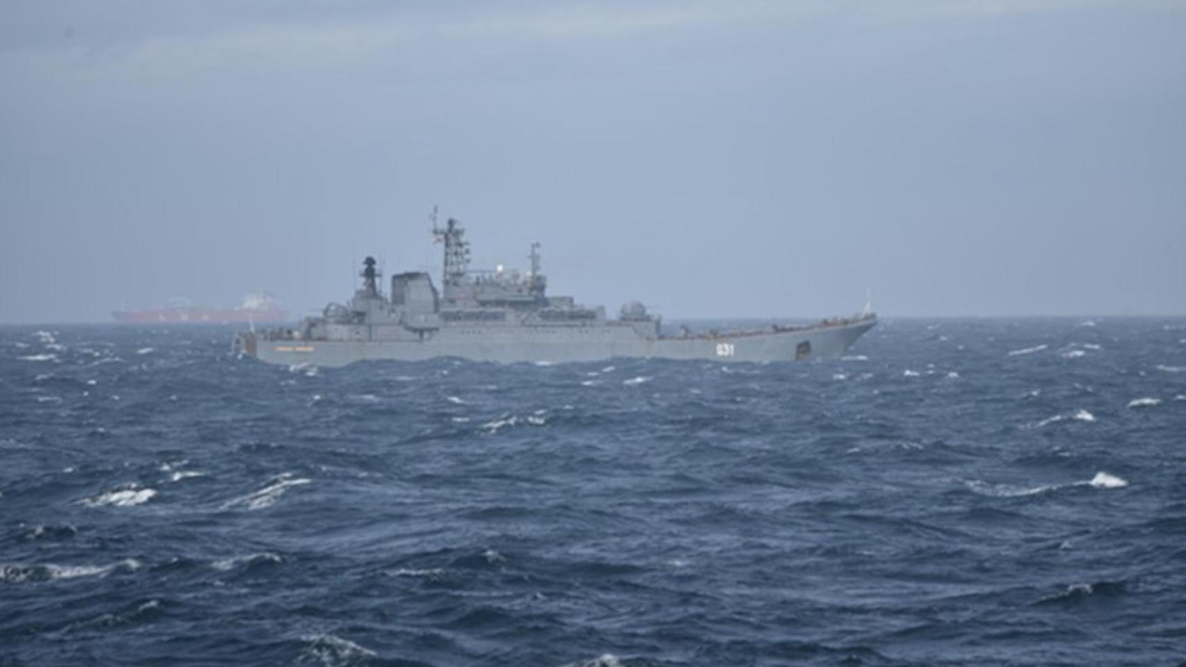 La Armada vigila el paso del buque ruso Alexander Otrakovskiy por el estrecho de Gibraltar