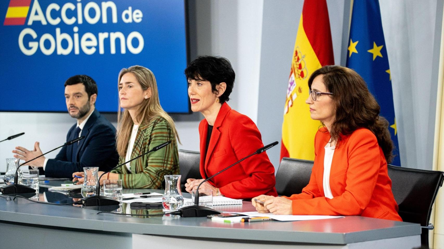 Choque en el Gobierno por la ayuda universal de 200 euros por hijo: Sumar la anuncia ya pero el PSOE la aborta