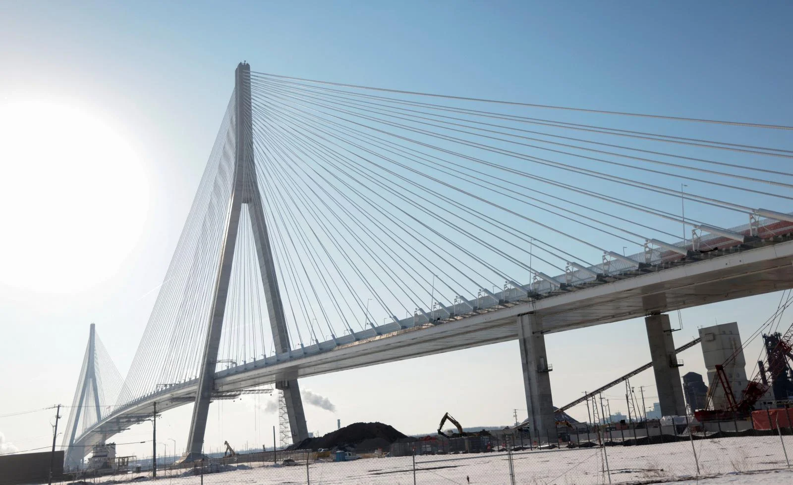 Trump amenaza con bloquear la apertura del puente comercial que conectará Canadá con EE UU