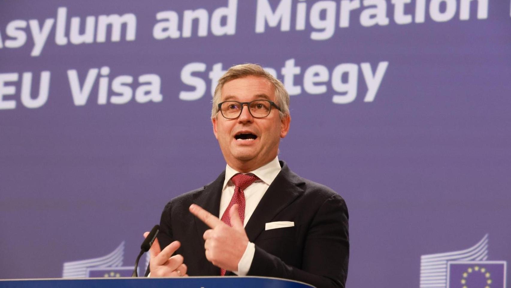 El comisario de migración avisa a Sánchez: "Los irregulares deben abandonar la UE; si no, las reglas no son creíbles"