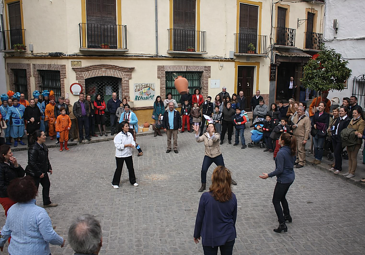 Carnavales que rompen moldes: de acabar blanqueado a demostrar destreza con el botijo