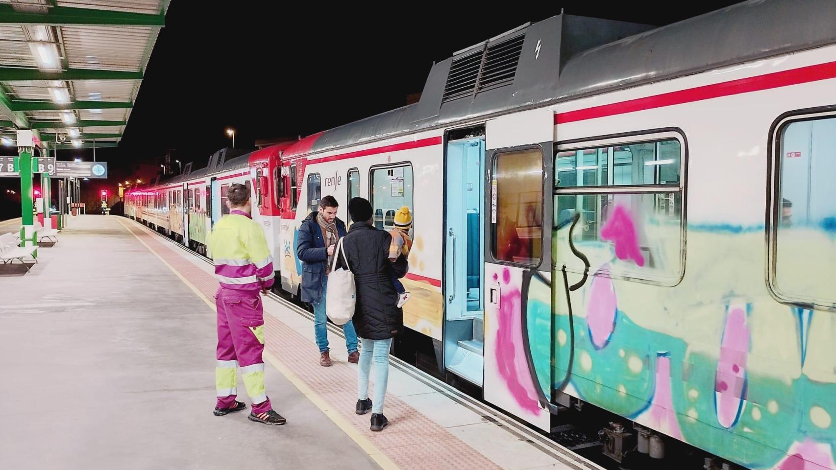La huelga de trenes sigue y decenas de pasajeros se quedan sin el AVE Murcia-Madrid: "¡El maquinista no ha venido!"