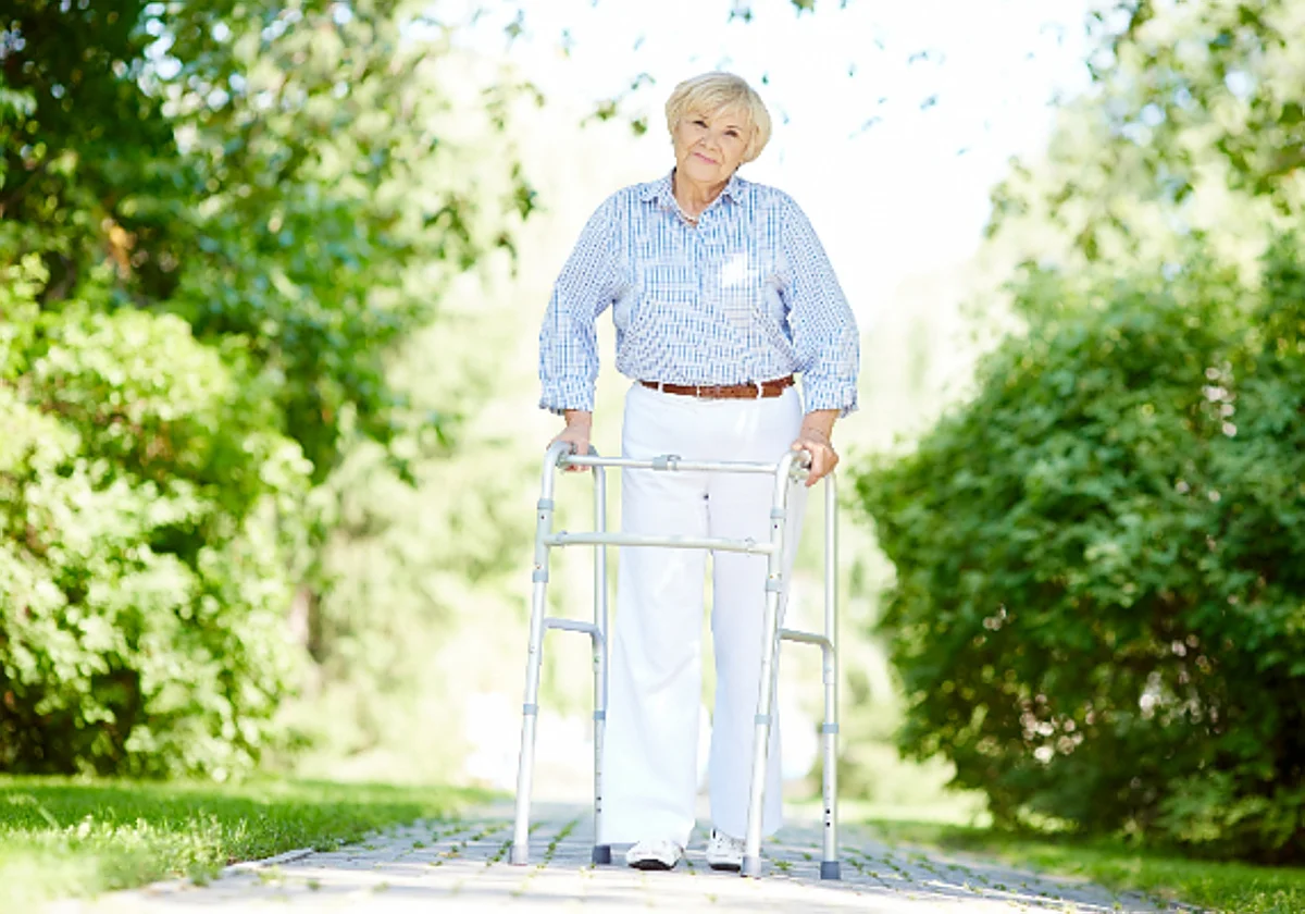 Los mejores andadores para ancianos para moverse con seguridad y comodidad