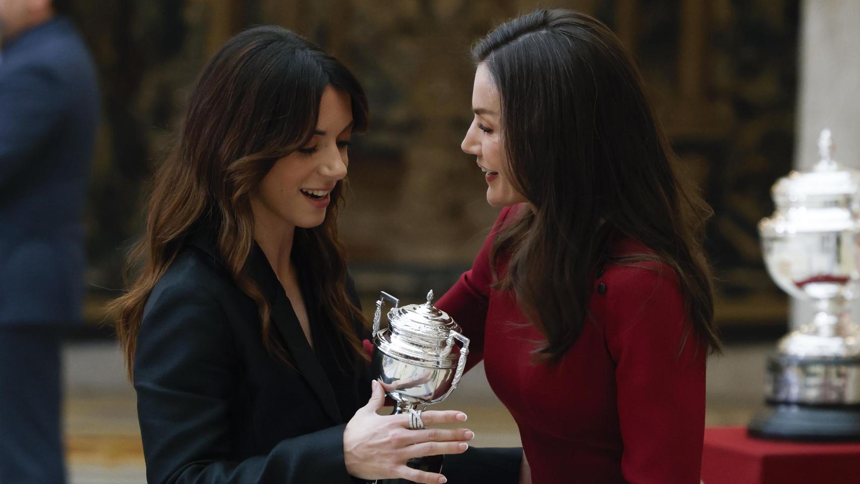 La reina Letizia premia al deporte femenino: su encuentro con Aitana Bonmatí y el rojo como homenaje