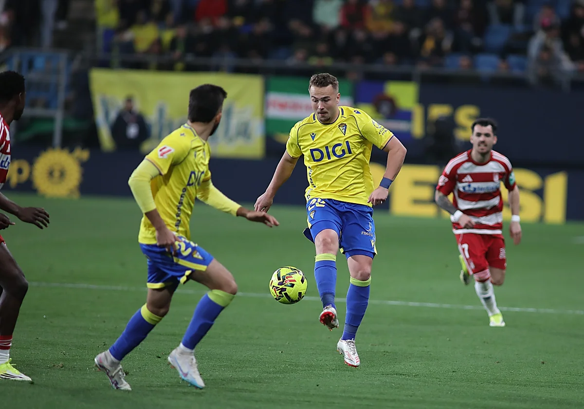 «A Ontiveros le gustan más los phoskitos que otra cosa», opina el legendario exjugador del Cádiz Carmelo