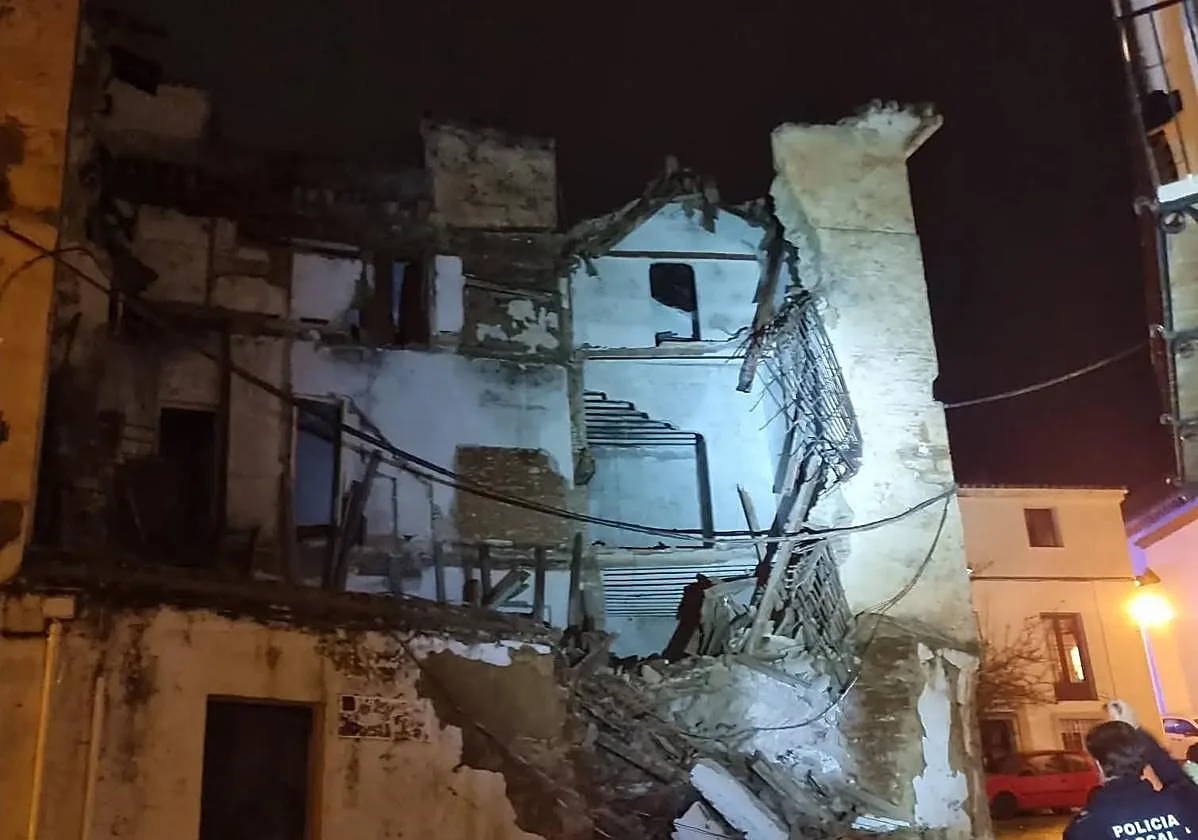 El derrumbe de un edificio abandonado en el casco urbano de Ronda provoca el desalojo de seis personas
