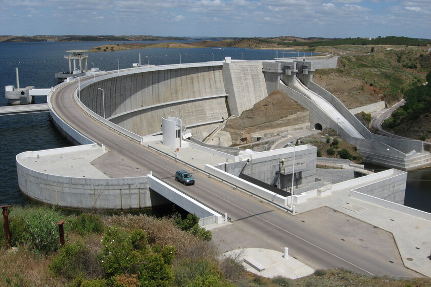 El embalse que "nunca se llenaría" está abriendo compuertas: 23 años después, el mayor pantano de Europa occidental está completamente lleno