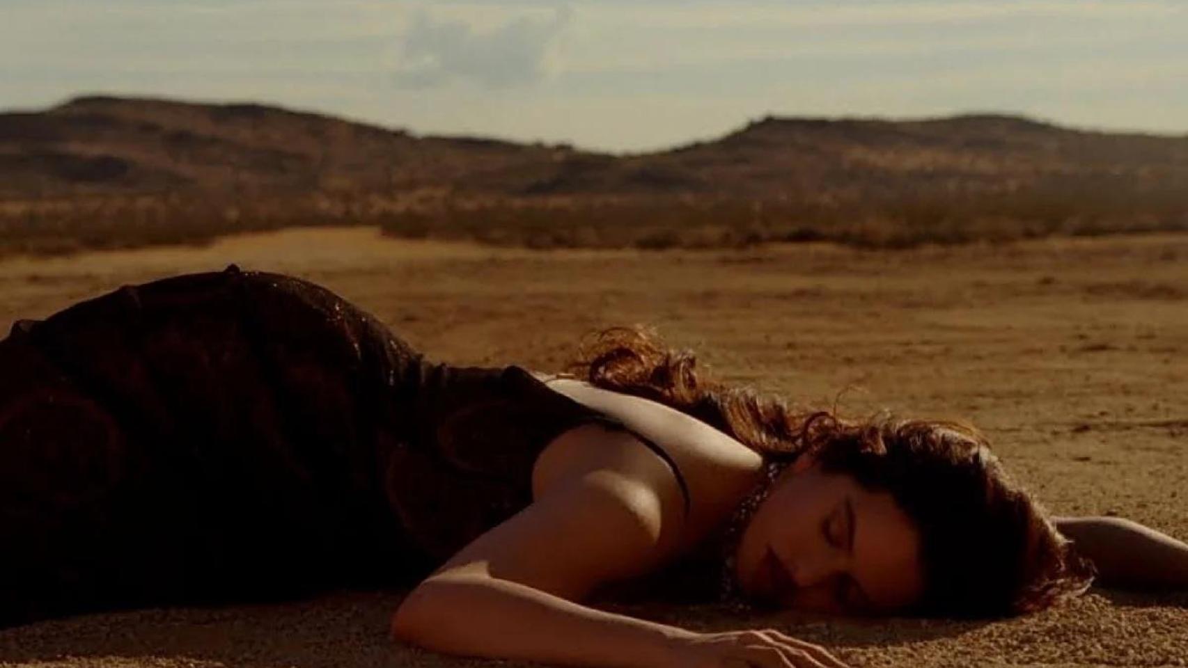 Rosalía publica el nuevo videoclip de 'Sauvignon Blanc': en el desierto y junto a una 'pareja invisible'