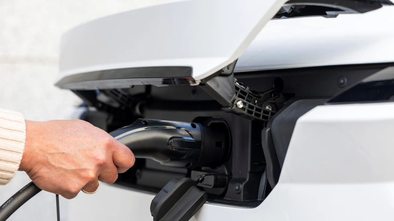 España mejora en 2025, pero sigue lejos de Francia: en coche eléctrico se parece más a Lituania