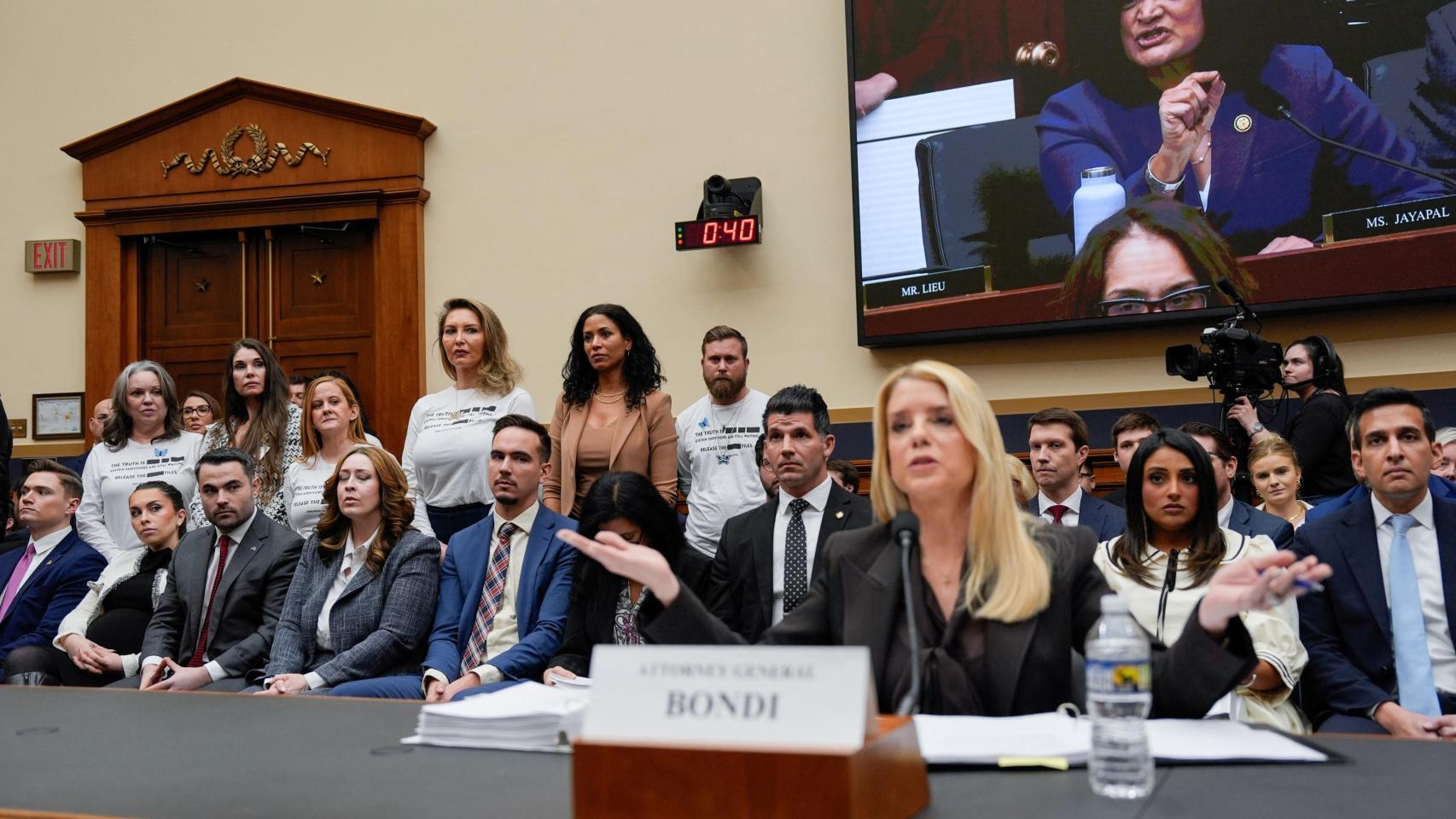 Tenso debate con la fiscal Pam Bondi por el 'caso Epstein' en el Congreso: insultos y críticas de demócratas y republicanos