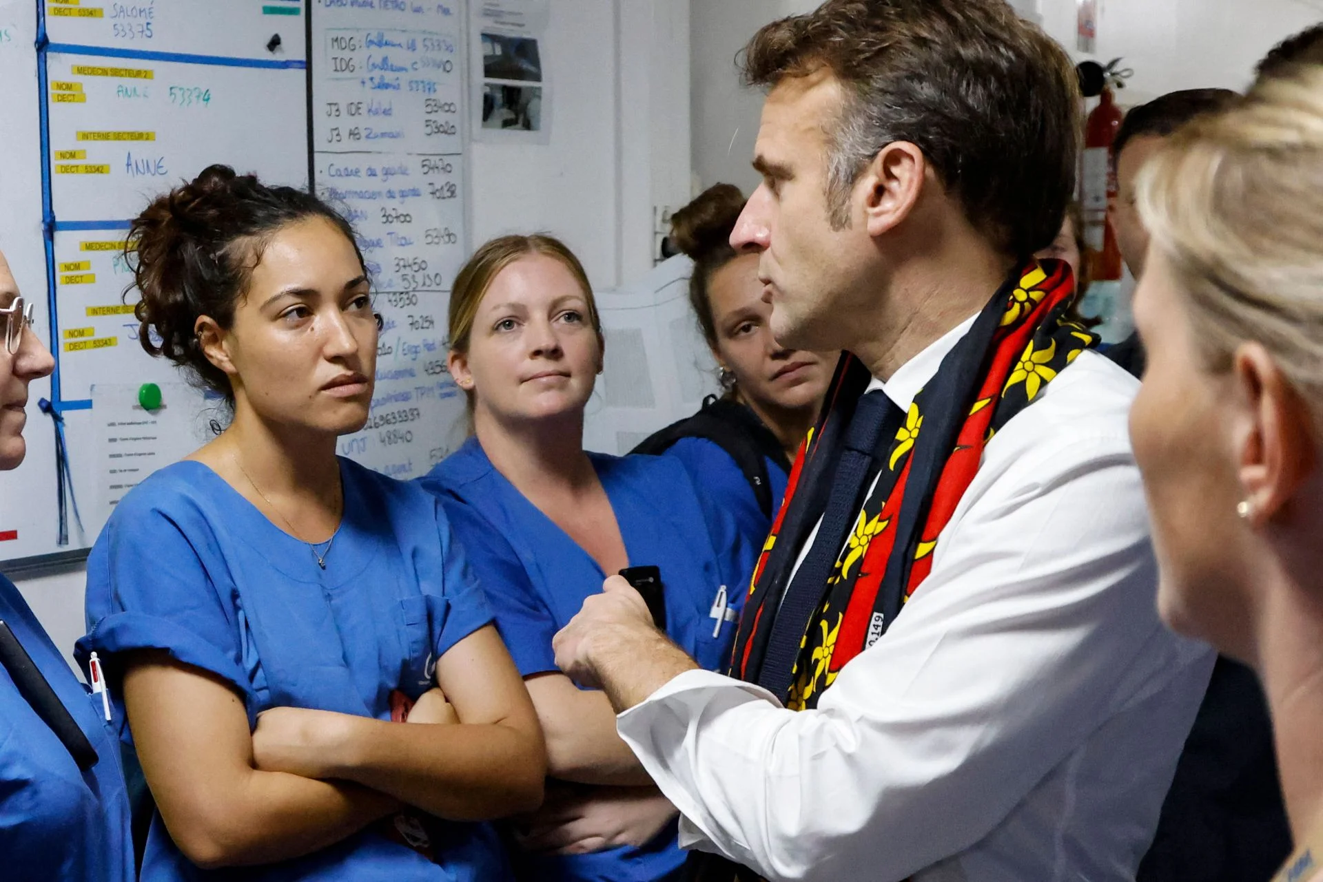 Francia pide por carta a sus jóvenes que tengan hijos