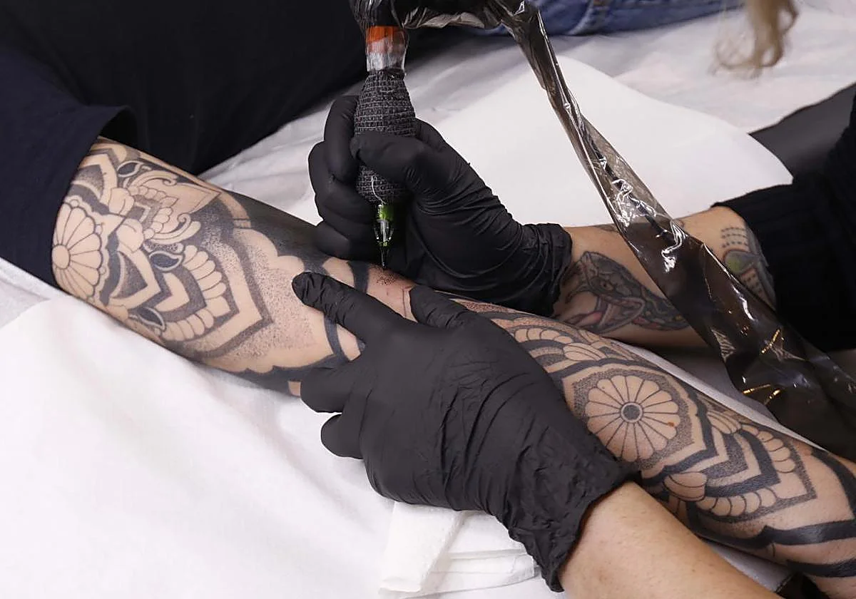 Retiran varias tintas para tatuajes y maquillaje que pueden provocar irritación o reacciones alérgicas