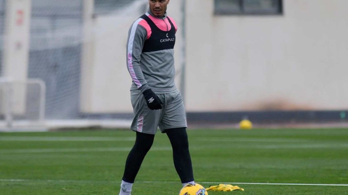 Rescinden el contrato de Raúl de Tomás