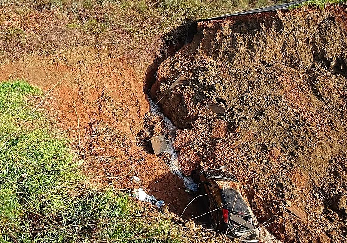 Una conductora sufre una crisis de ansiedad tras tragarse la tierra la carretera por la que circulaba